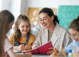 प्रिय शिक्षक पर निबंध (Essay On Favourite Teacher In Hindi) Essay On Favourite Teacher In Hindi)