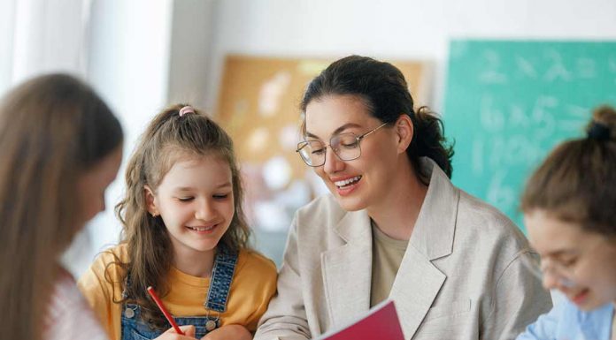 प्रिय शिक्षक पर निबंध (Essay On Favourite Teacher In Hindi) Essay On Favourite Teacher In Hindi)