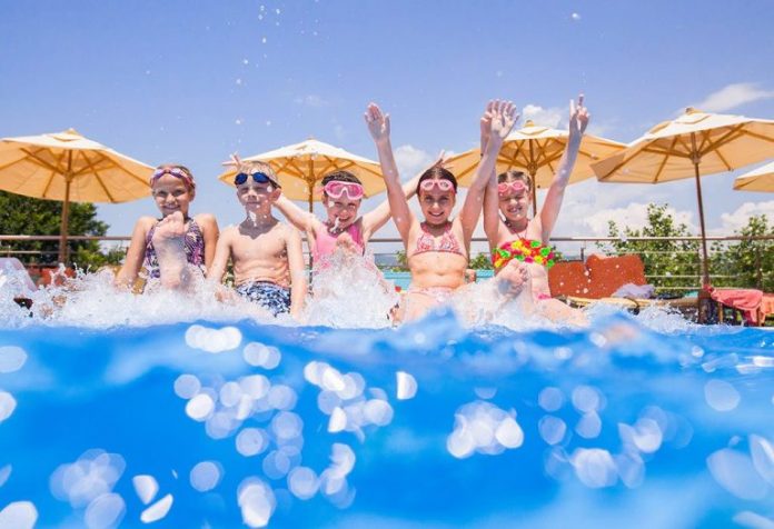 Bacchon ke liye majedar swimming pool games