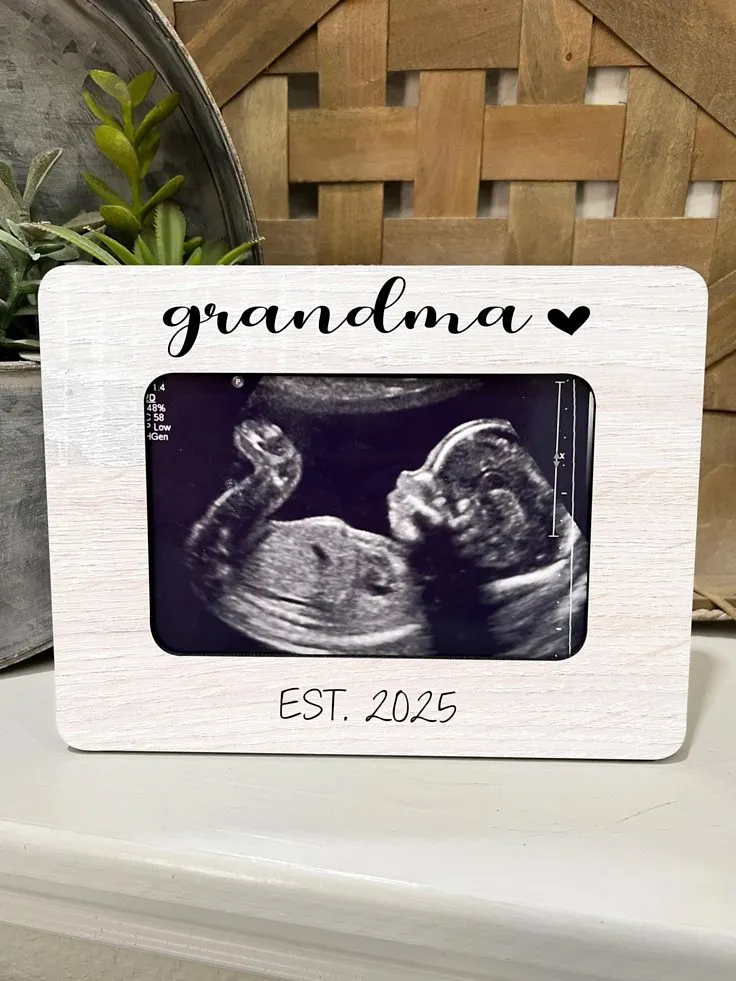 A frame engraved with “Grandma To Be